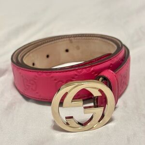 NEW Gucci Fuchsia Leather Belt with Gold Emblem
